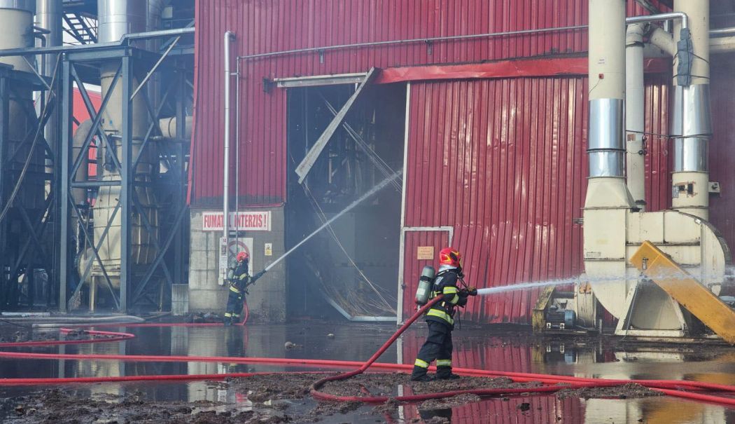 Patru persoane au fost rănite, două cu arsuri grave, după ce un incendiu a izbucnit la o fabrică din Sebeș - 54173180411646963054815299193635-1756711979.jpg