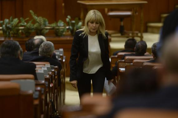 Udrea a sosit la Parlament! Iată motivul - 54d91dc5682ccf5156480e48-1445501428.jpg