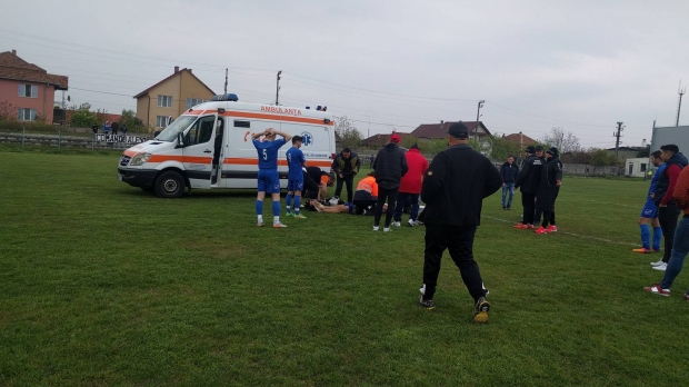 Dramă la un meci de fotbal. Tatăl unui copil de 13 ani, care a făcut comoție pe teren, acuză echipajul de pe ambulanță - 55015314200-1507447924.jpg