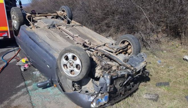 O șoferiță s-a răsturnat cu mașina în care se mai aflau și doi copii - 55575494283788095853289840806719-1553685661.jpg