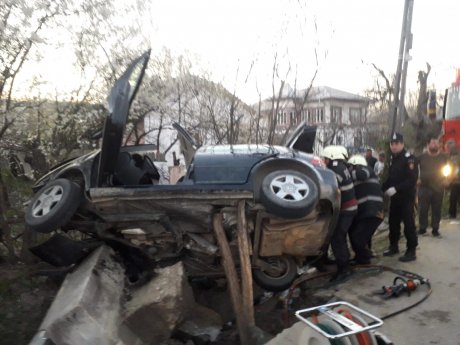 Mașină zdrobită, după ce s-a izbit într-un pod. Doi morți, inclusiv un copil de 4 ani - 55750464230193919987056579590114-1554058619.jpg