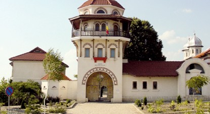 Turiștii pot vizita Monumentul Adamclisi, Peștera Sf. Andrei și Mănăstirea Dervent - 55e666f6c1d818430f1a5ddcca4ab724.jpg