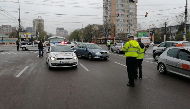 Accident rutier la Constanța! Pieton lovit de mașină, după ce a traversat pe roșu - 57016882390659054998296509011263-1555051163.jpg