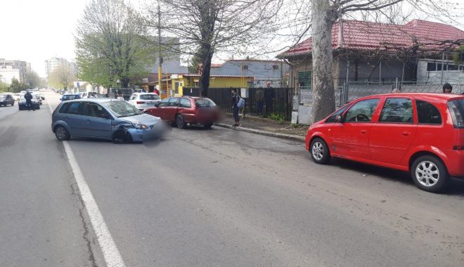 Accident rutier la Constanța! O mașină a intrat în două autoturisme parcate - 57088104458720801335573268823134-1554889650.jpg