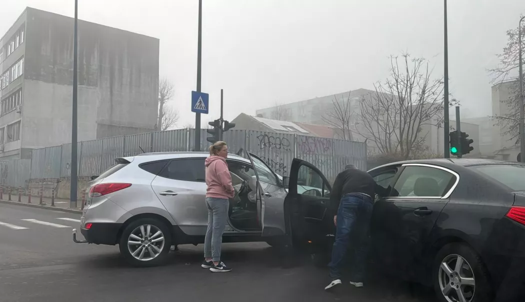 Accident rutier pe Bulevardul Ferdinand din Constanța. Două autoturisme s-au ciocnit în intersecție - 5717b0805e554487878e9932ed95fb7b-1765957001.webp