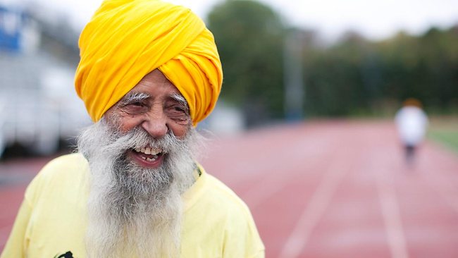 A parcurs un întreg maraton la 100 de ani! VIDEO - 578018faujasingh-1318863425.jpg