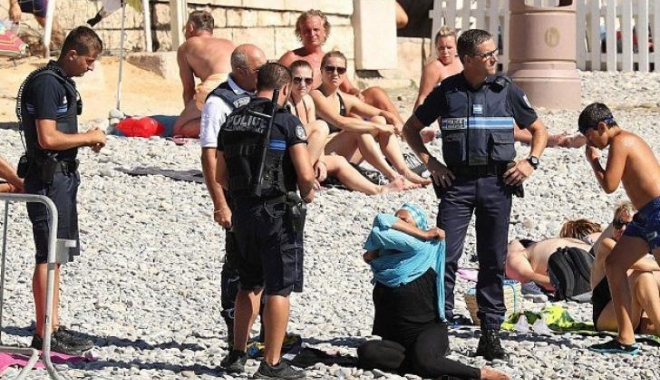FOTO / Polițiștii francezi au obligat o femeie musulmană să se dezbrace de burkini - 57bd384b682ccf99a47972d8-1472046848.jpg