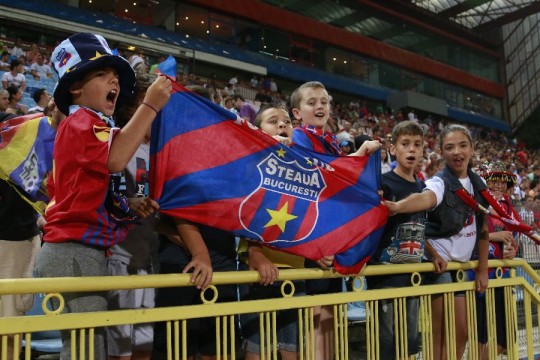 Fotbal / Vezi aici cine va arbitra partida Legia - Steaua, din Liga Campionilor - 583744ad6273suporteristeauacopil-1377521204.jpg