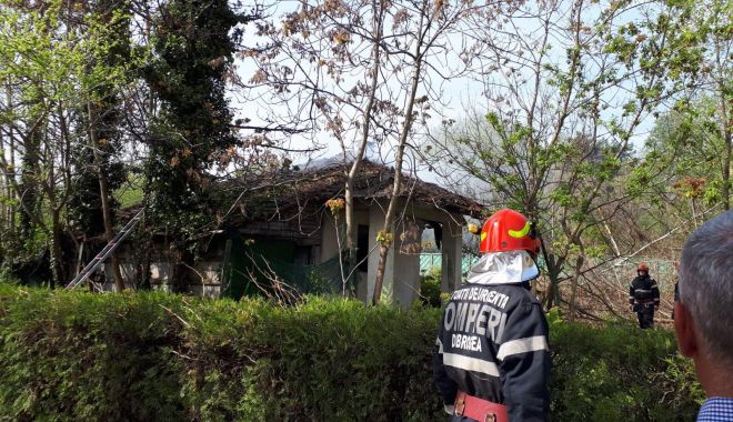Incendiu la o casă părăsită în stațiunea Mamaia, zona Melody - 58580559214617152876934945249807-1556610337.jpg