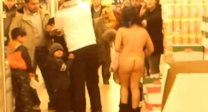 S-a dezbrăcat complet, când a fost prinsă furând dintr-un supermarket - 58b1de6efb364b6e660395b0596bbc7f.jpg