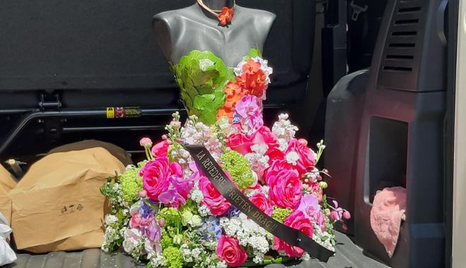 Coroană de flori, deosebită, la înmormântarea lui Răzvan Ciobanu - 59215950271092121559054448521316-1556795972.jpg