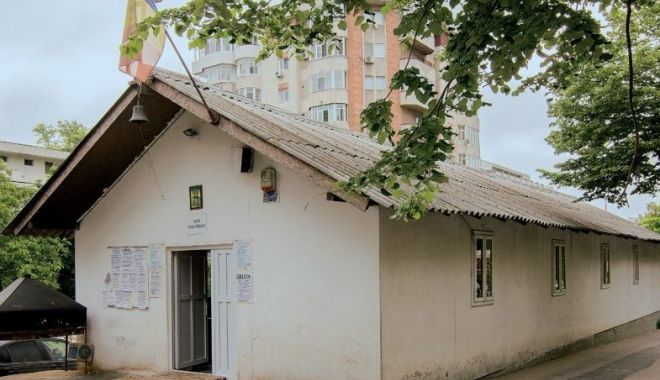 Instanța a suspendat provizoriu demolarea bisericuței “Izvorul Tămăduirii” de la Macul Roșu