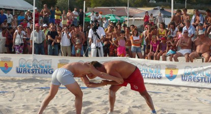Fete cu brațe puternice și un salvamar printre luptători - 5a4ccc9167b3ce8866d8631cd3d62d75.jpg