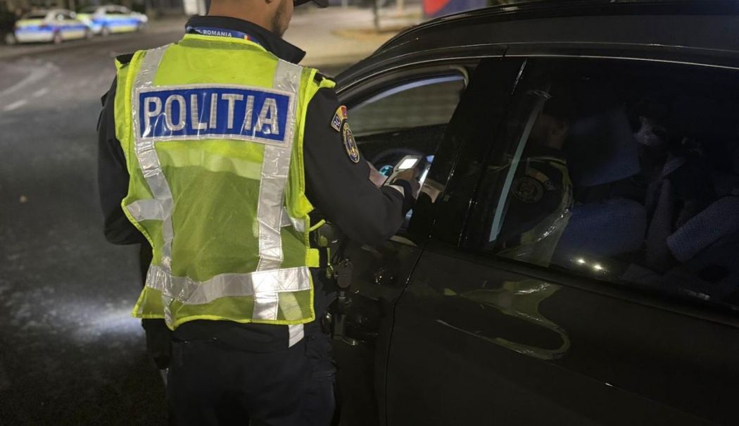 Doi adolescenți depistați de polițiști într-un club din Costinești având asupra lor obiecte periculoase - 5a84e051379540beb69b5610b3b8b882-1755950051.jpg