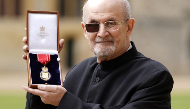 Scriitorul Salman Rushdie, decorat după nouă luni de la atac - 5b04a5a559db14daf02fc1da2444dad9-1684861501.jpg