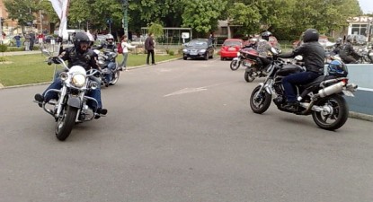 Jonglerii și turații maxime cu motocicleta până și la intrarea în mall-uri - 5d64ea6bc3bf7929860190fe5159b5b3.jpg