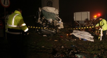 Patru morți și doi răniți grav după ce un microbuz a fost spulberat de un tir - 5d7b7c3e1abf09b305816fb62d3b30fd.jpg