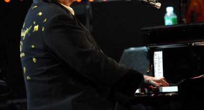 Elton John se va concentra asupra lansării de albume potrivite cu vârsta sa - 5dbeb2c6003796850ba08f5ef9393a92.jpg
