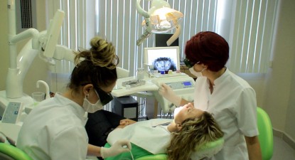 Dinții galbeni de la… mama-natură se tratează cu metode avansate de albire - 5ef6fac3b859bda32552555b77f147dd.jpg