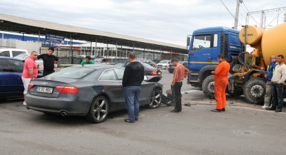 Impact între un Audi și o autobetonieră, pe bulevardul Aurel Vlaicu (galerie foto) - 5f2fd65a49e74f39ba2b482d6c42e3c6.jpg