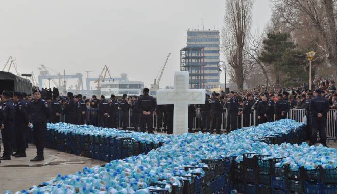 Polițiștii constănțeni, la datorie de Bobotează - 5ianpolitistiboboteaza201417-1420463608.jpg