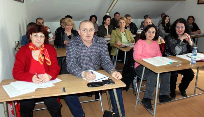 Soț și soție, președinte și administrator de bloc? - 5iuliefondasoc-1341498516.jpg