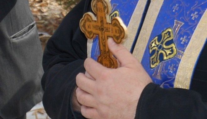 Un preot, REȚINUT într-un dosar privind FRAUDAREA sistemului asigurărilor de sănătate - 5preoti-1517657389.jpg