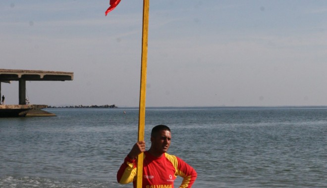 STEAG ROȘU pe plajă / Nu vă aventurați în mare! - 5septembriesalvamarivalurimari-1409914095.jpg