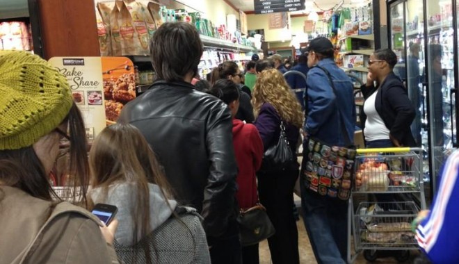 Uraganul Sandy provoacă panică la New York: Cozi imense la supermarketuri pentru provizii / Galerie foto - 6-1351507444.jpg
