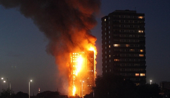 GALERIE FOTO. INCENDIU LA LONDRA / Un bloc de locuințe cu 30 de etaje cuprins de flăcări. Peste 30 de răniți - 6-1497417728.jpg