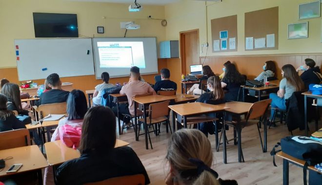 Ministerul Educației se justifică. Doar vreo 3.000 de elevi cu medii sub 3 vor primi 450 lei - 6-clasa-elevi-1698832537.jpg