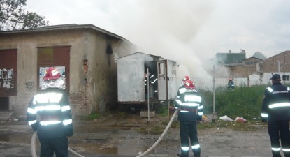 Baracă în flăcări lângă Kaufland - 60041d31882e8d08e106b82dd4197a76.jpg