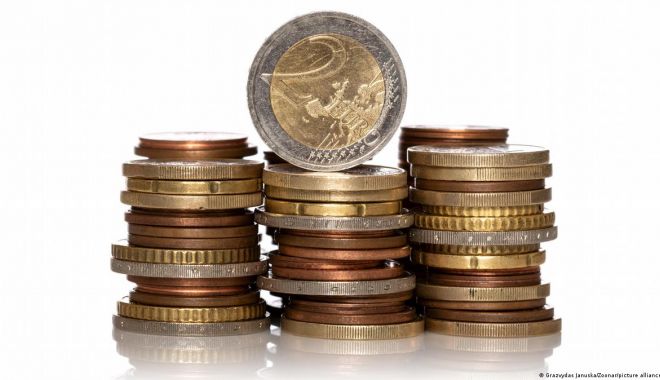 Moneda euro tot mai aproape de pragul de cinci lei