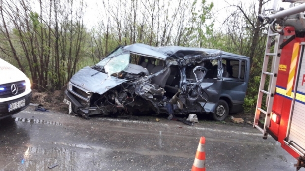 Accident grav! Un microbuz cu pasageri s-a izbit de un TIR - 603bad1021af488e9a2d68e9d3e633b5-1554973995.jpg