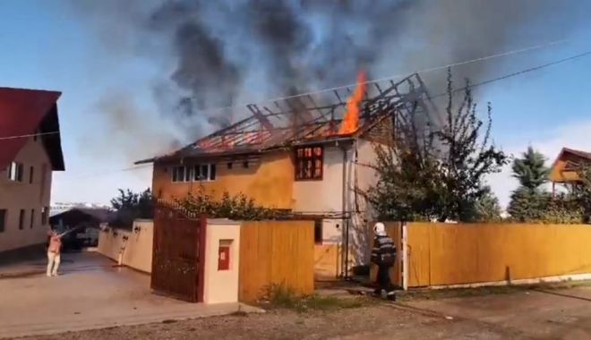 UPDATE. Incendiu mistuitor în Eforie Nord! ARDE O CASĂ! - 60654942248617628139563560533004-1558507565.jpg