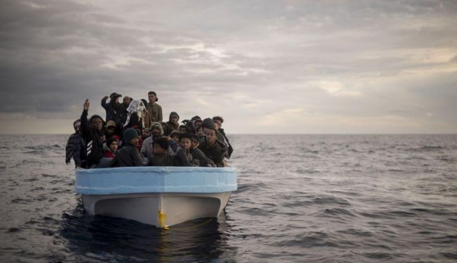 60 de migranți au murit de foame și de sete într-o barcă pneumatică în Marea Mediterană