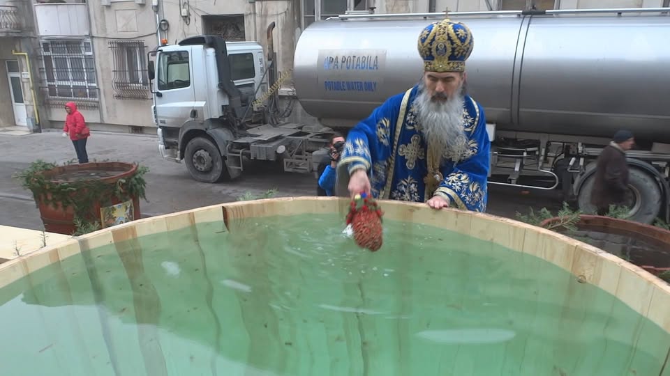 Programul liturgic al IPS Teodosie de Bobotează. Arhiepiscopia Tomisului va sfinți 150 de tone de apă