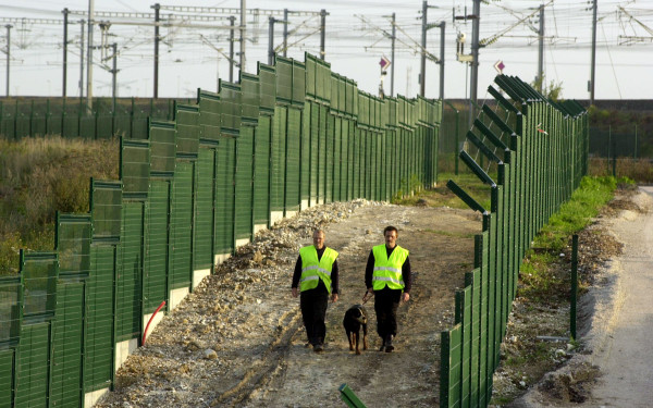Măsură extremă împotriva imigranților. Marea Britanie construiește 
