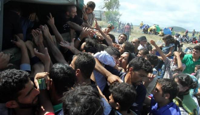 Se îngroașă gluma! Număr-record de imigranți, în Ungaria - 61709297-1442215559.jpg