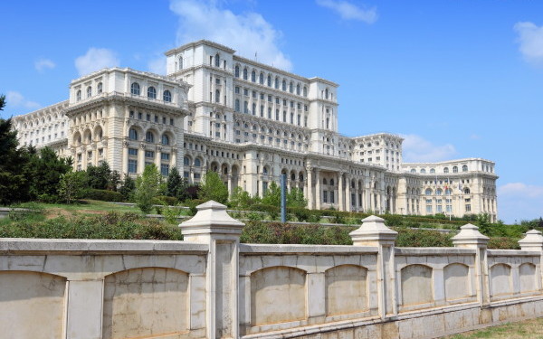 Un deputat vrea dărâmarea zidului Palatului Parlamentului - 61720039-1442909979.jpg