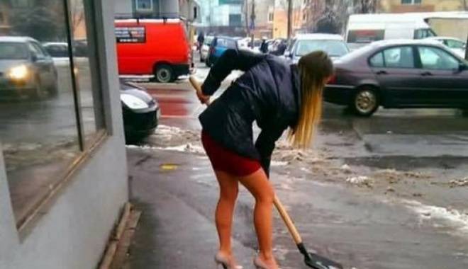 IMAGINEA ZILEI / Cu fusta scurtă și...lopata în mână - 61763858-1453113623.jpg