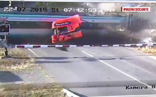 Video șocant! Tragedie provocată de șoferul unui TIR. Spulberat de un tren, după ce a rămas blocat pe șine - 61767961-1454051097.jpg