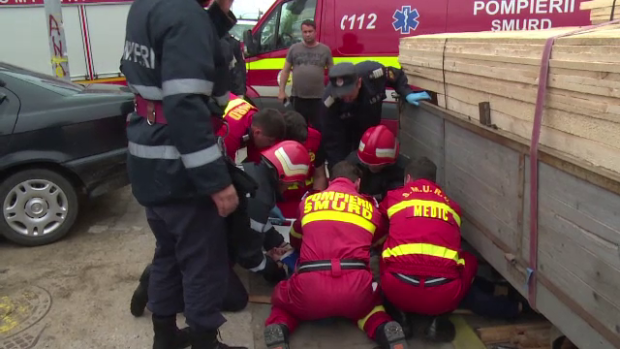 SOARTĂ TRAGICĂ. BĂRBAT STRIVIT DE MAȘINA PE CARE O REPARA - 61807699-1490851657.jpg