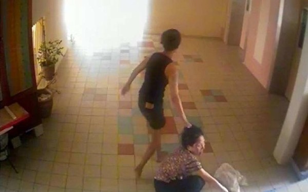 SCENE ȘOCANTE ÎN SCARA UNUI BLOC. Bunică bătută cu bestialitate și călcată pe cap de o vecină - 61827665-1471616298.jpg