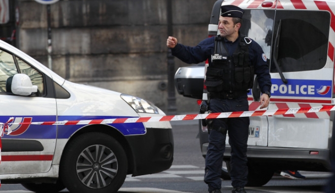 ALERTĂ de securitate la Paris: zona de lângă Luvru a fost evacuată! - 61864033-1494157416.jpg