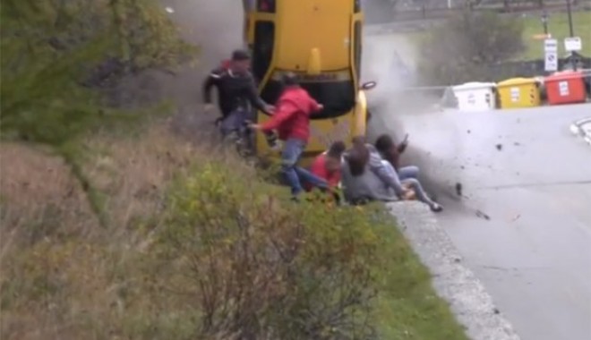 VIDEO TERIFIANT! Au dat nas în nas cu moartea! Incredibil cum au scăpat - 618x4151412682810a8963d8b-1412771238.jpg