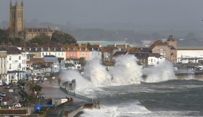 PANICĂ ȘI ALERTĂ MAXIMĂ! 150 de români, blocați pe aeroportul din Liverpool din cauza uraganului Ophelia - 61915754-1508222030.jpg