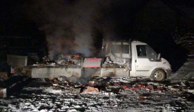 Un contrabandist de țigări și-a incendiat camioneta plină, cu polițiștii la poartă - 61926852-1512719389.jpg