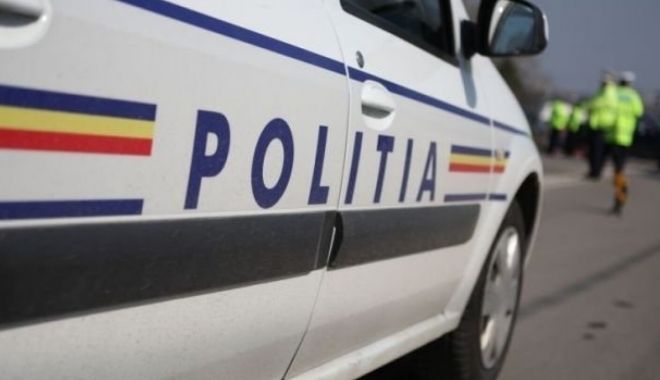 Tânăr urcat pe capota unei mașini de poliție! Oamenii legii au deschis o anchetă, după ce au văzut imaginile pe internet - 61927241-1665829192.jpg