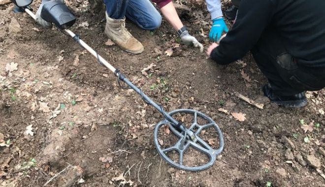 Prins de polițiștii constănțeni pe raza unui sit arheologic, în timp ce utiliza ilegal un detector de metale - 61950674-1553588796.jpg